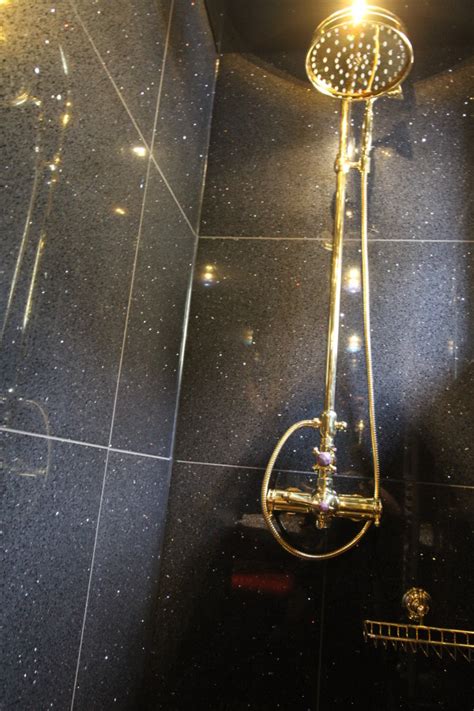 Goldene Dusche (geben) gegen Aufpreis Bordell Zürich Kreis 7